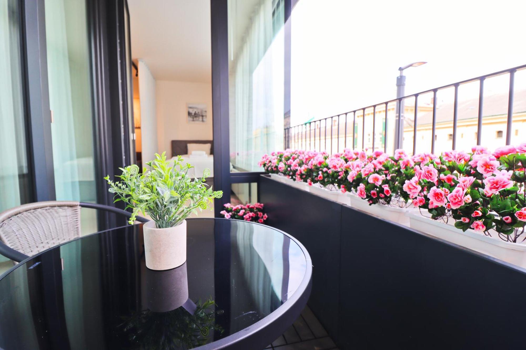 Sunny Apartment In Smichov, Prague 5 Экстерьер фото