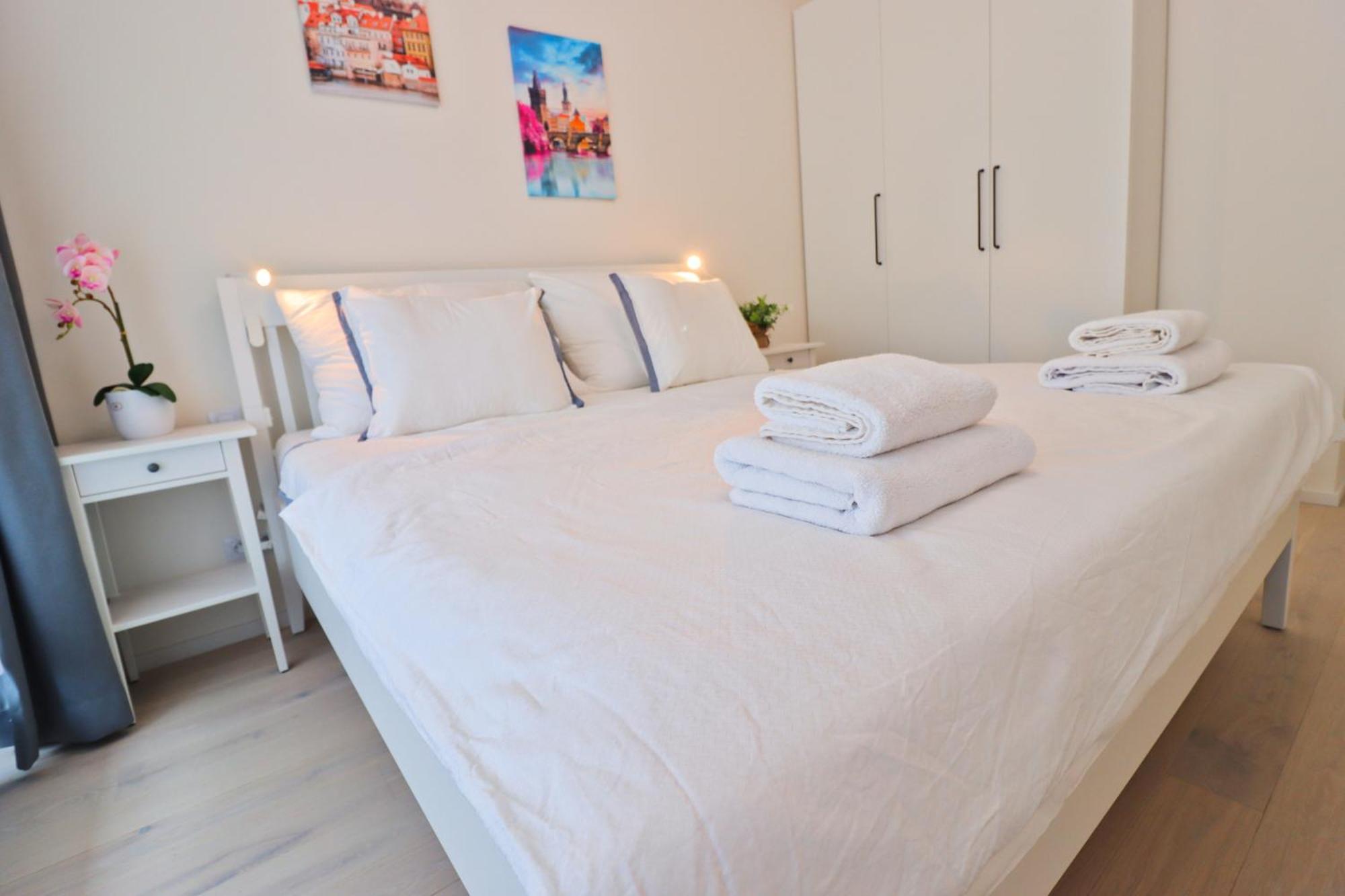 Sunny Apartment In Smichov, Prague 5 Экстерьер фото