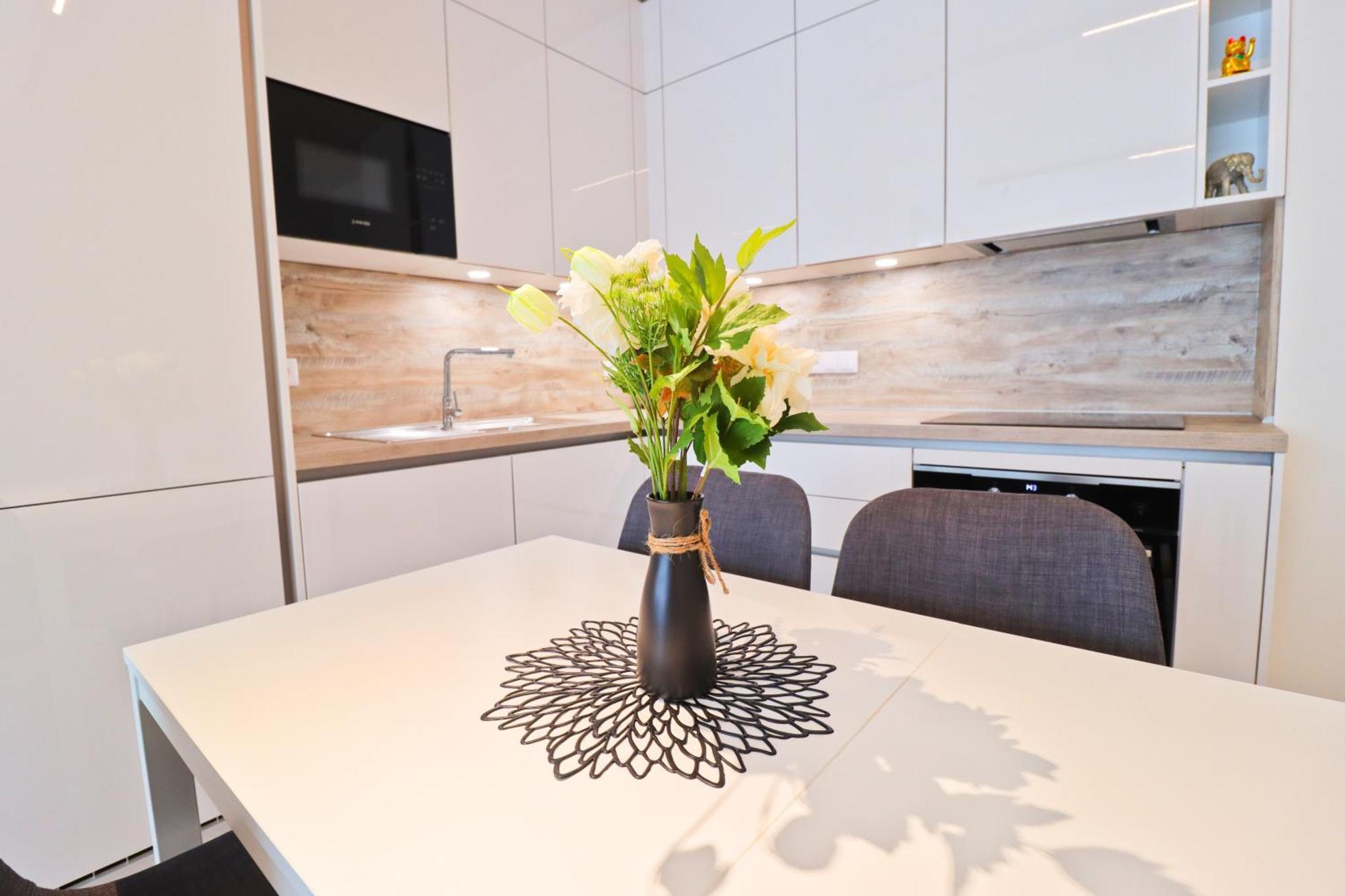Sunny Apartment In Smichov, Prague 5 Экстерьер фото