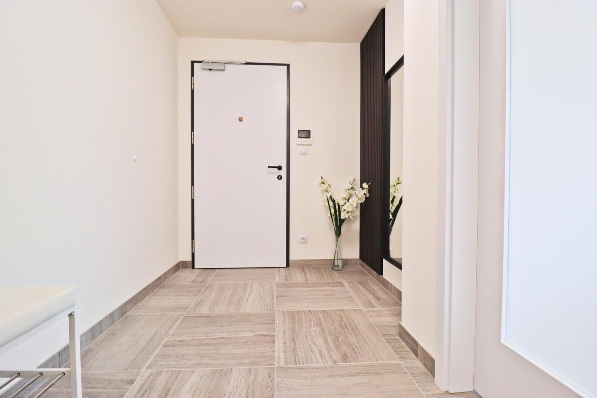 Sunny Apartment In Smichov, Prague 5 Экстерьер фото