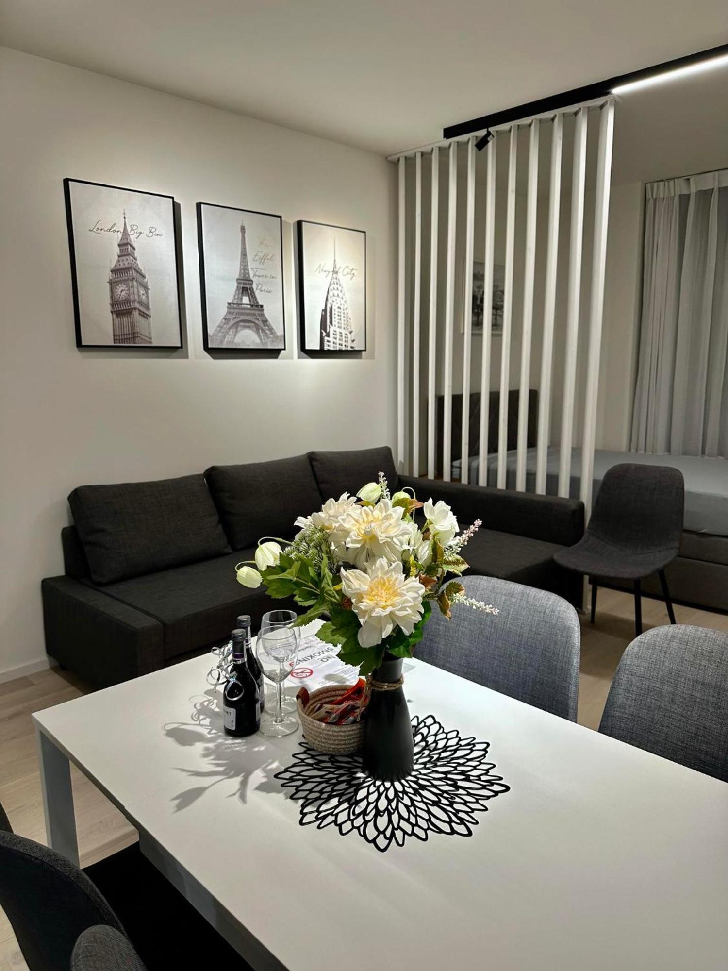Sunny Apartment In Smichov, Prague 5 Экстерьер фото