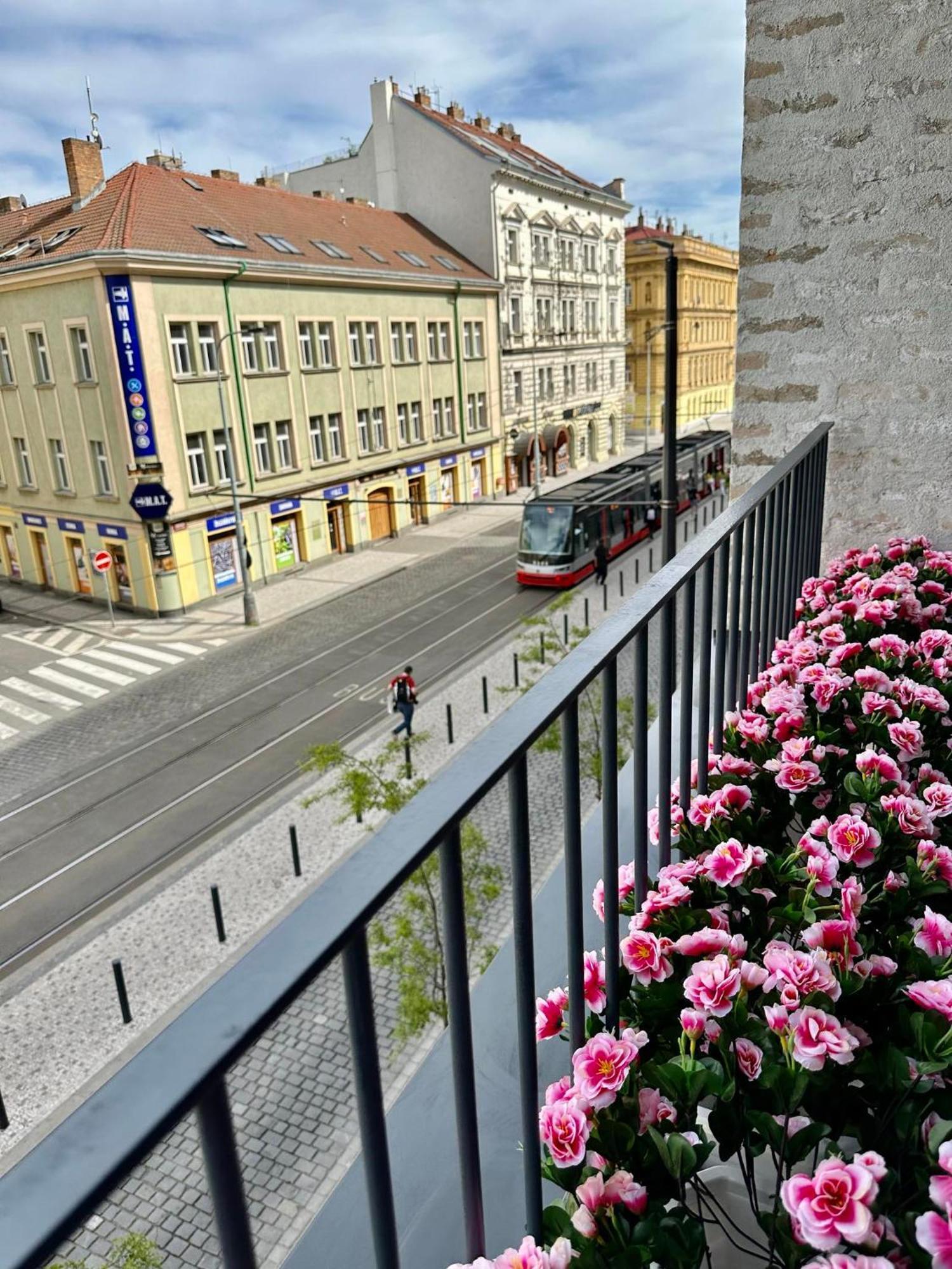 Sunny Apartment In Smichov, Prague 5 Экстерьер фото